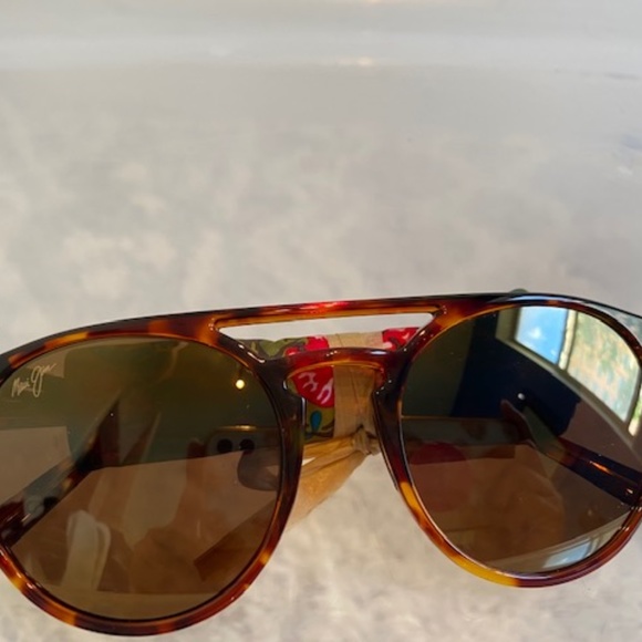 sun glasses with case - Picture 1 of 4
